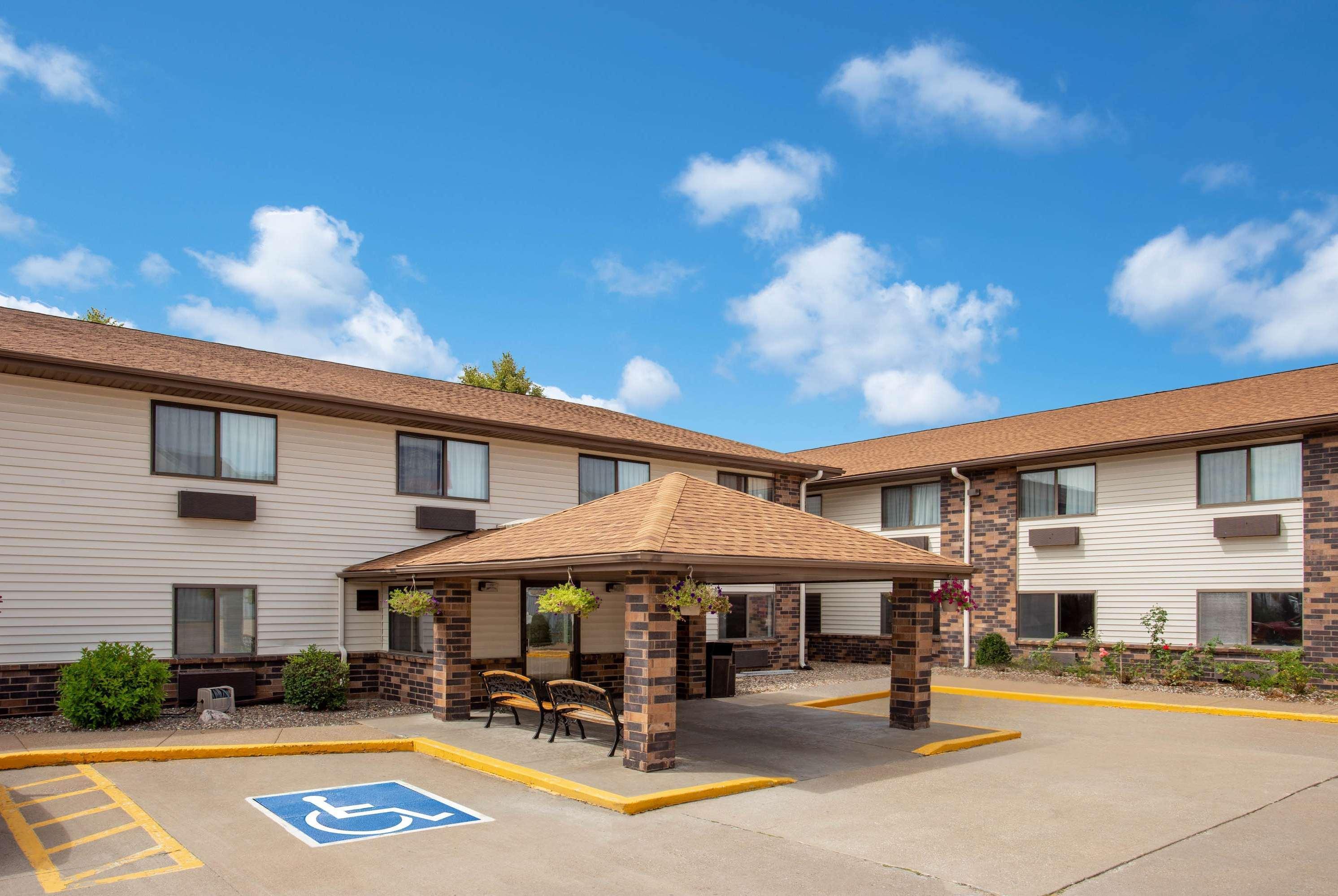 Days Inn & Suites By Wyndham Davenport East Exterior photo