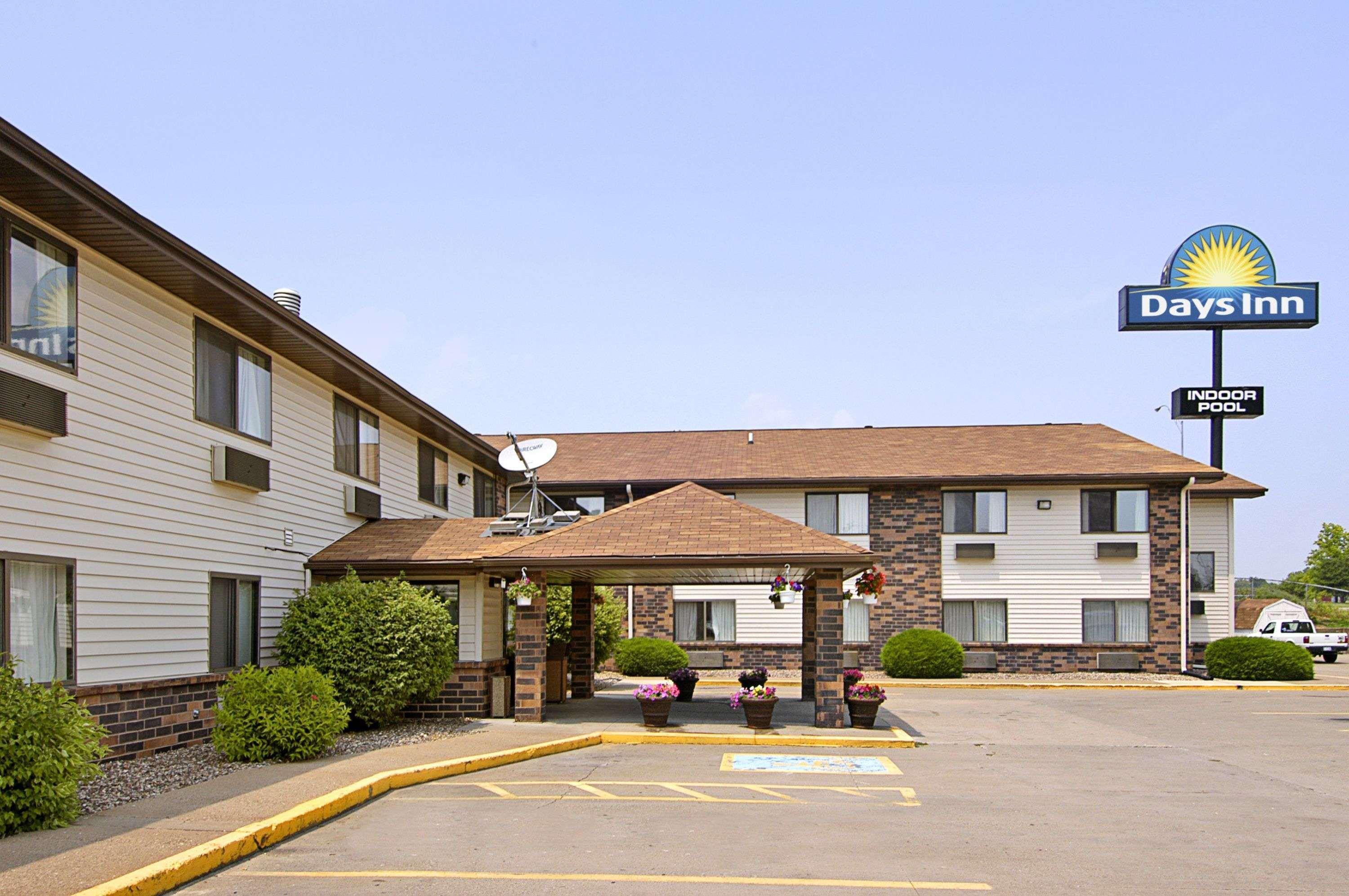 Days Inn & Suites By Wyndham Davenport East Exterior photo